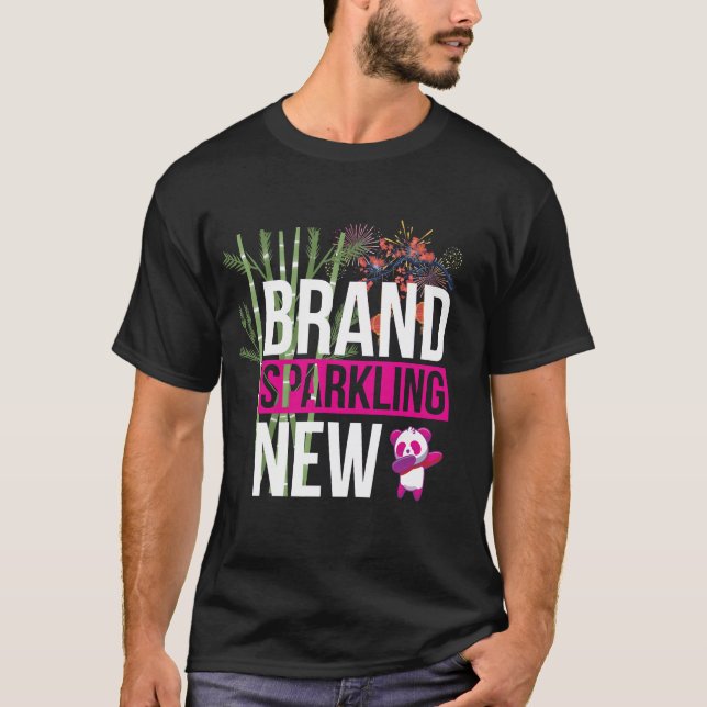 Camiseta Marca a reproduzir o novo Panda Rosa (Frente)