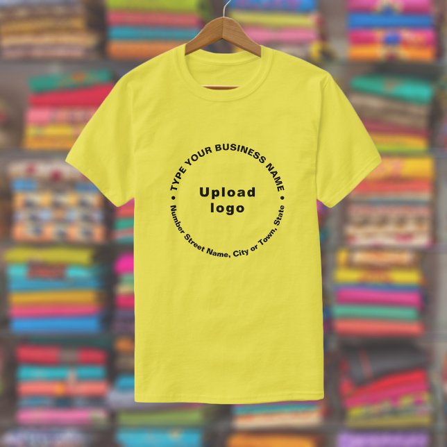 Camiseta Marca comercial no texto de padrão redondo em amar (Yellow t-shirt with round pattern text business branding displayed in a store)