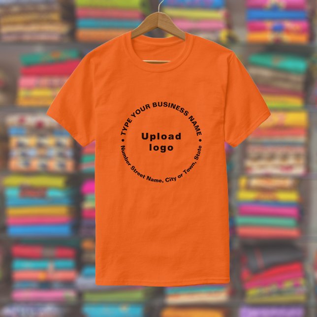 Camiseta Marca comercial no texto de padrão redondo em lara (Orange t-shirt with round pattern text business branding displayed in a store)