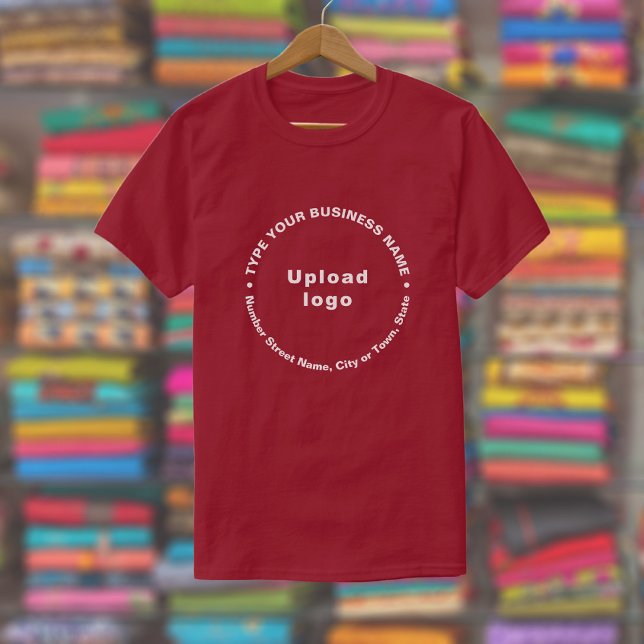 Camiseta Marca comercial no texto de padrão redondo em Maro (Maroon t-shirt with round pattern text business branding displayed in a store)