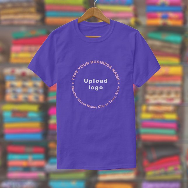 Camiseta Marca comercial no texto de padrão redondo em roxo (Purple t-shirt with round pattern text business branding displayed in a store)