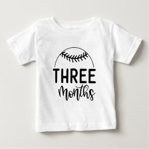 Camiseta Marco de Beisebol de Três Meses -