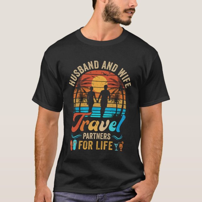 Camiseta Marido E Parceiros De Viagem De Esposa Para Life B (Frente)