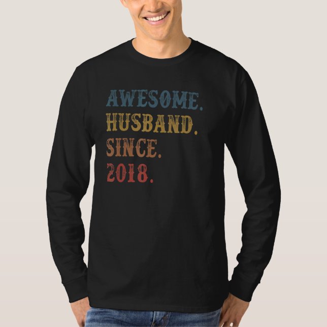 Camiseta Marido Impressionante Retro Desde 2018 4 Namorando (Frente)