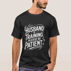 Camiseta Marido Marido em Treinamento Por Favor Seja Pacien