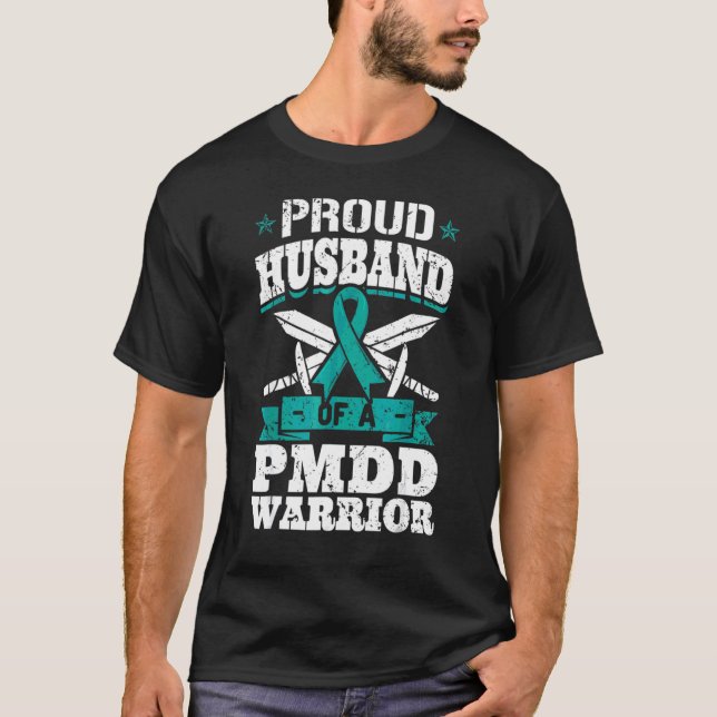Camiseta Marido Orgulhoso De Um Guerreiro Da Pmdd Com Conhe (Frente)