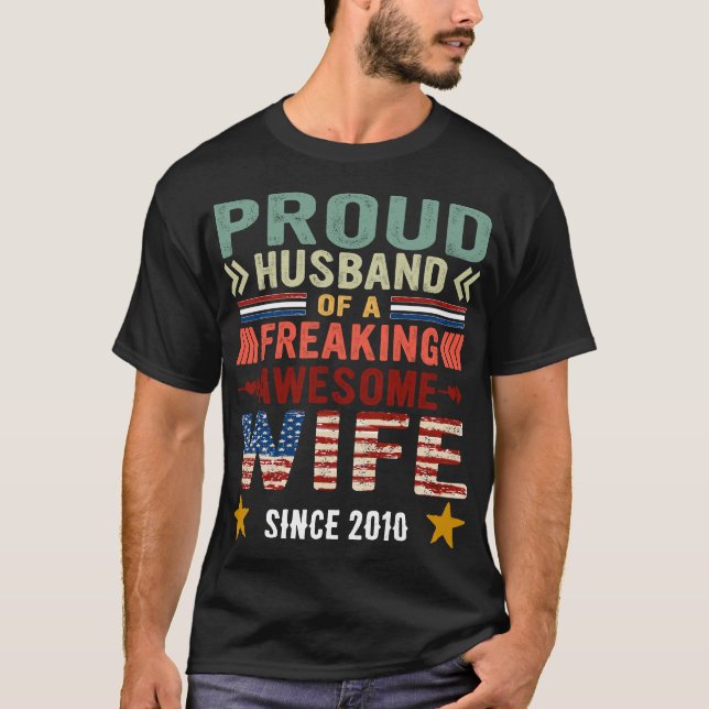 Camiseta Marido Orgulhoso De Uma Esposa Incrível E Maldita  (Frente)