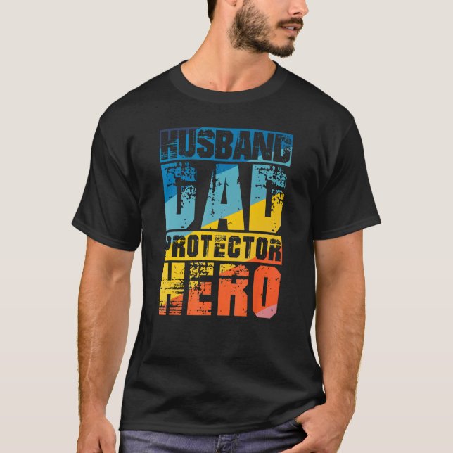 Camiseta Marido Retro Papai Protetor Herói Dia dos Pais par (Frente)
