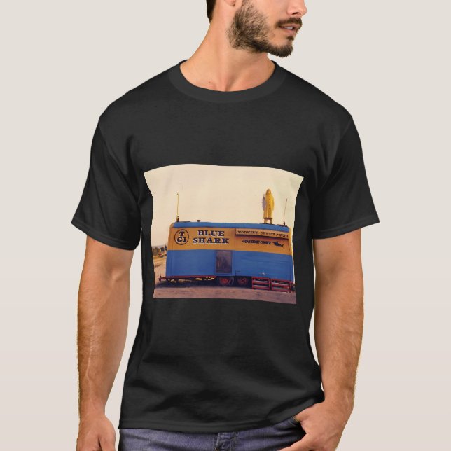Camiseta Marinheiro Sam no topo de sua barraca de peixe e b (Frente)