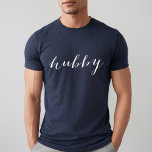 Camiseta Marinho de Script Branco Moderno Hubby<br><div class="desc">Camisa simples e bonita de "hubby" em um roteiro branco moderno. Compre nossa camisa "Wifey" correspondente.</div>