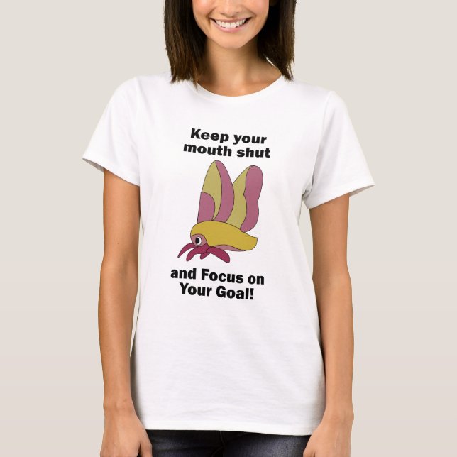 Camiseta Mariposa Rosa Mantendo a Boca Fechada Foco nos Obj (Frente)