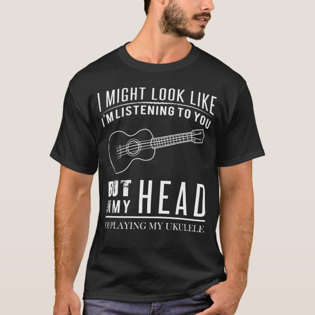 Camiseta mas em minha cabeça eu estou jogando meu ukulele (Frente)