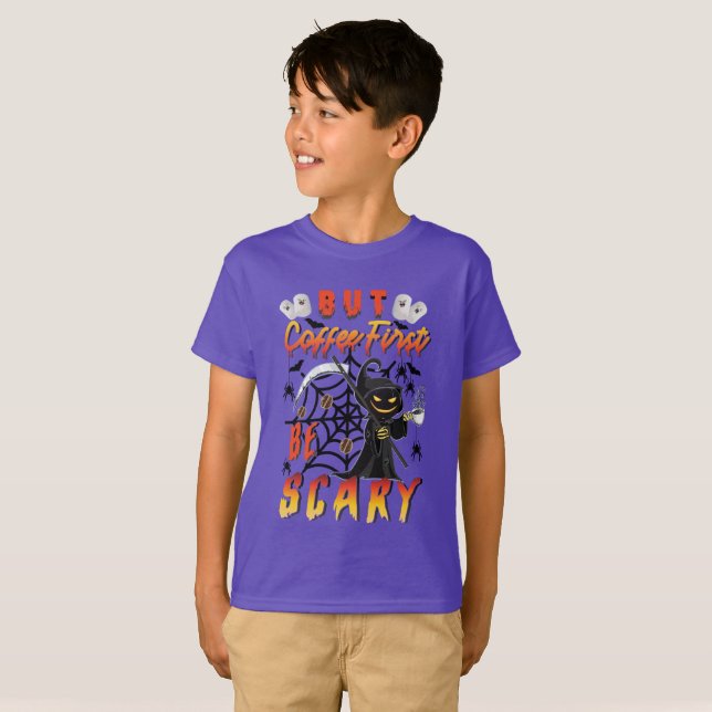Camiseta Mas O Café Primeiro É Assustador (Frente Completa)