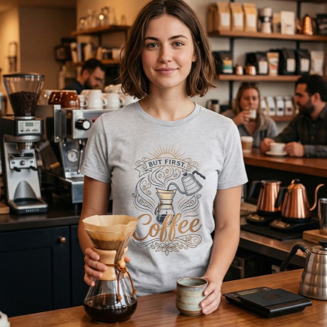 Camiseta Mas Primeiro Café (Criador carregado)