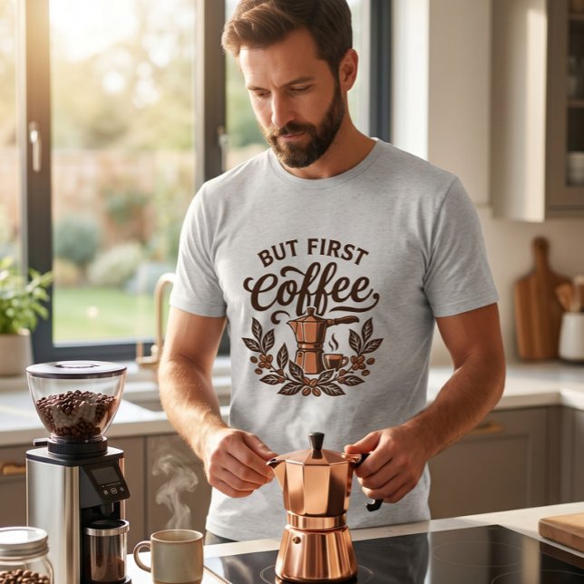 Camiseta Mas Primeiro Café (Criador carregado)