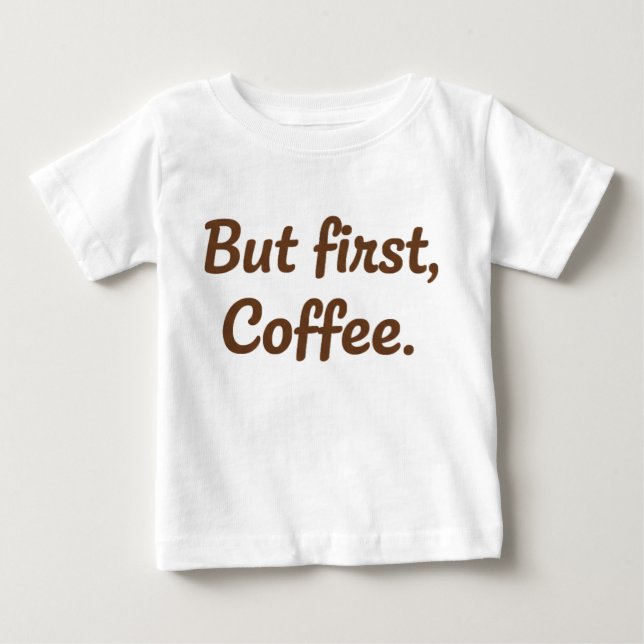 Camiseta Mas Primeiro, Café – Tipografia de Letra Cute (Frente)