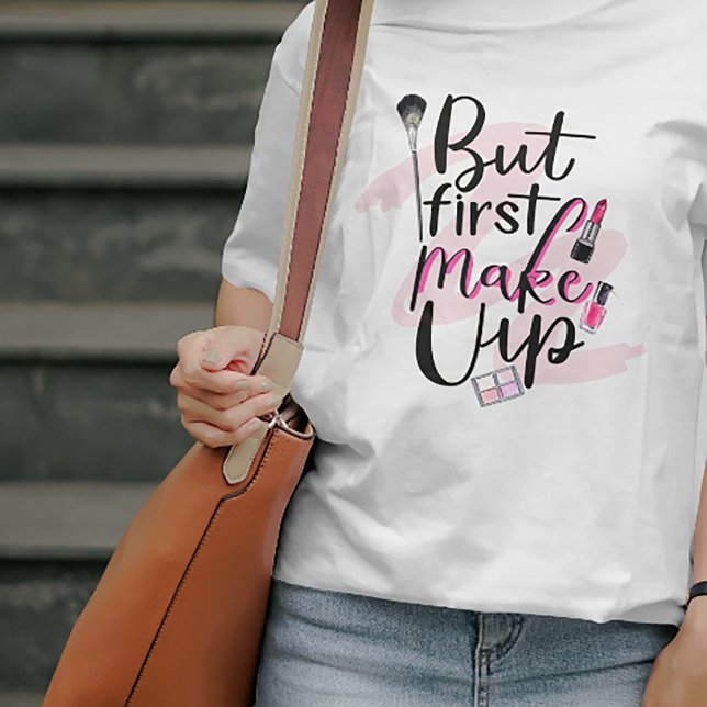 Camiseta Mas Primeiro Fazer (#zazzlemade #fashiontee #makeupartist #makeupquotes #makeupquote #makeuplover #girlytshirt #forher)