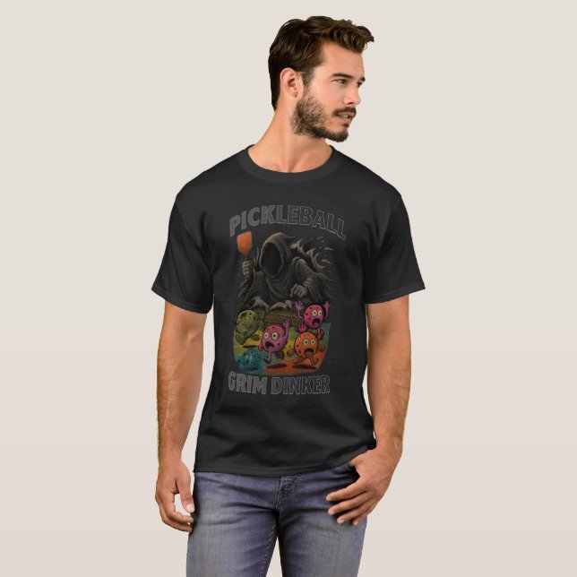 Camiseta Mascote Engraçado do Grim Dinker de Pickleball (Frente Completa)