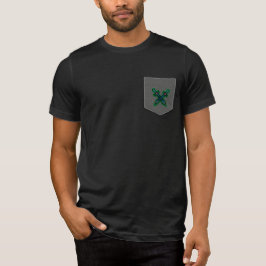 Camiseta Masculina com Bolso e Remendo de Espadas 