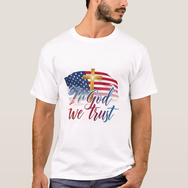 Camiseta masculina com design "In God We Trust". (Frente)