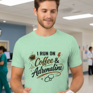 Camiseta masculina de enfermeiro 'Eu corro com caf