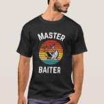 Camiseta Master Baiter Funny Fish Fisheries Pescador Dizend<br><div class="desc">Vista esta engraçada vara de pesca quando estiver indo para águas abertas e crie algumas risadas com amigos e familiares. Faz um presente de excelente para qualquer um que apenas ama pescar e gosta de piadas e trocadilhos engraçados. Adquira isto para um amigo ou membro da família que tem um...</div>