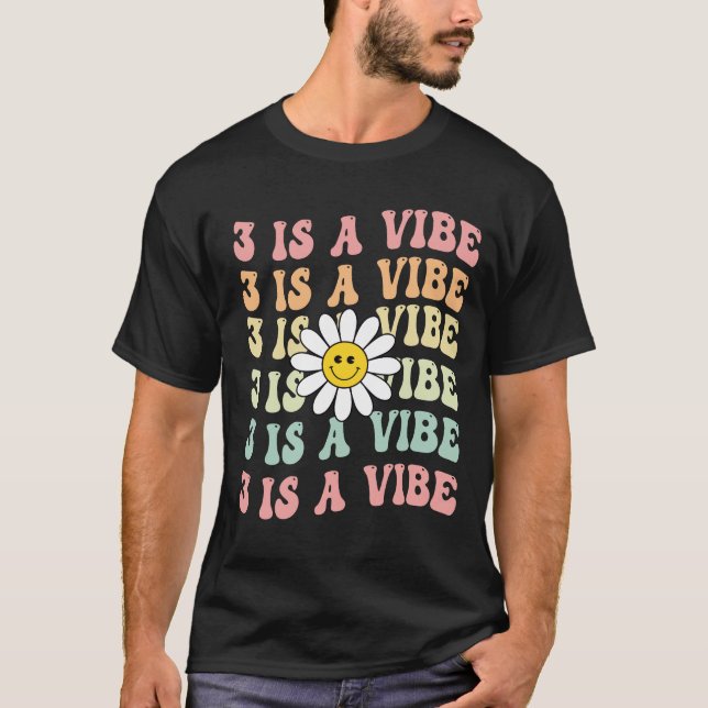 Camiseta Matching Groovy Party Three Is A Vibe Dai (Frente)