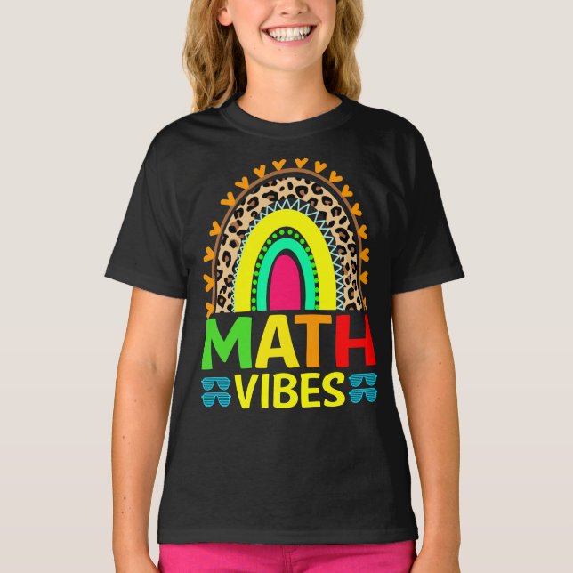 Camiseta Matemática Vibes Arco-Íris Leopardo De Volta À Cam (Frente)