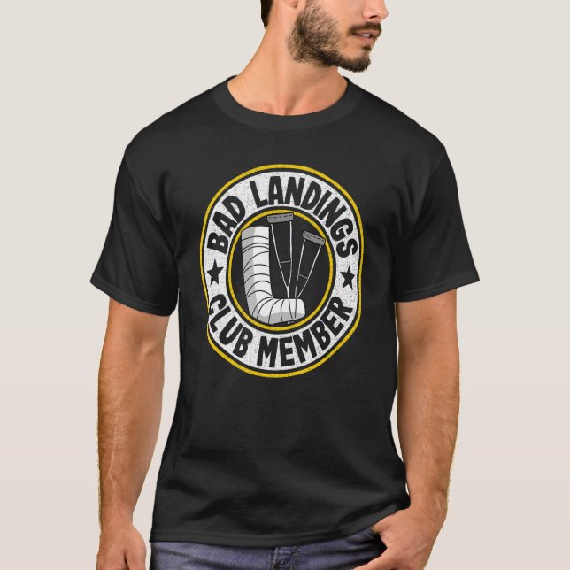 Camiseta Mau Membro do Clube de Aterros Começa Bem Ferido Q (Frente)