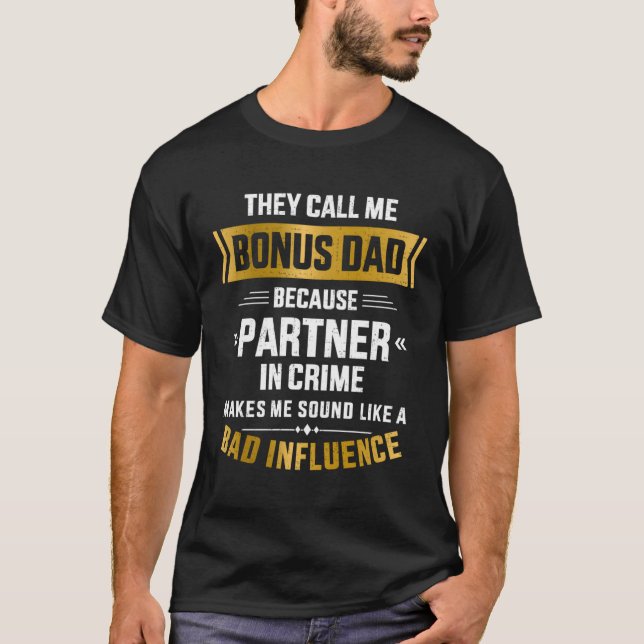 Camiseta Me Chame De Pner Do Pai De Bônus Em Crime Por Dia  (Frente)