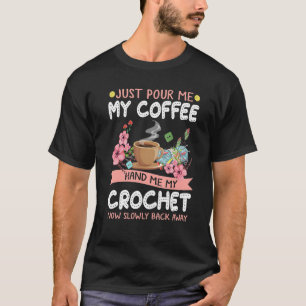 Camiseta Me Passe Meu Café Me Dando Meu Crochet Devagar De