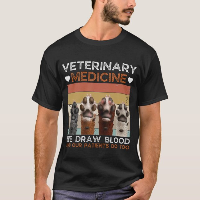 Camiseta Medicina Veterinária Nós Desenhar Sangue E Nossos  (Frente)