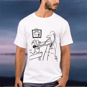 Camiseta Médico com Stetoscope Verificando Pés