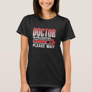 Camiseta Médico Em Andamento Por Favor, Aguarde A Medicina 