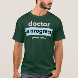 Camiseta Médico em andamento, por favor espere design