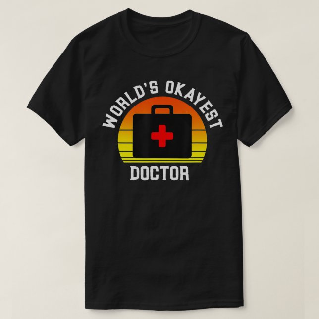 Camiseta Médico Engraçado do Mundo Trabalha (Frente do Design)