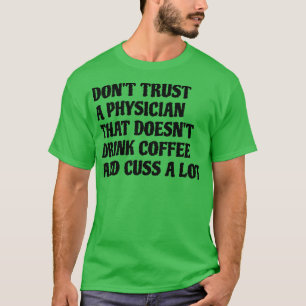 Camiseta Médico Que Bebe Café Custa Muito