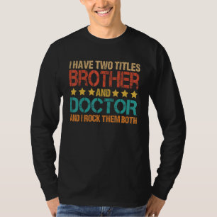 Camiseta Médico Tenho Dois Títulos Irmão e Doutor Bro