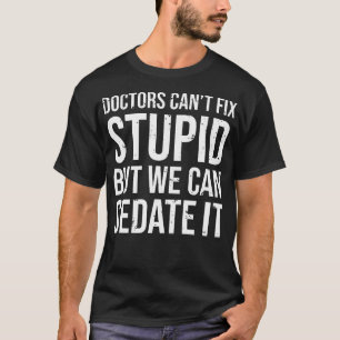 Camiseta Médicos Não Conseguem Consertar Estúpidos Mas Pode