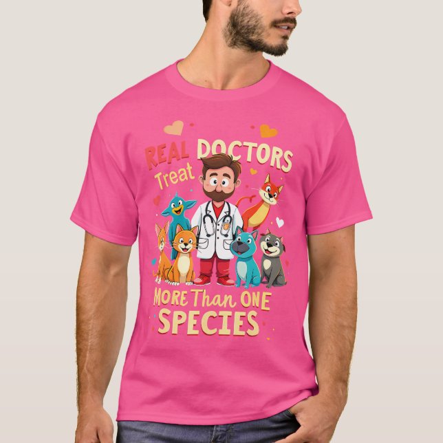 Camiseta Médicos Verdadeiros Tratam Mais De Uma Espécie De  (Frente)