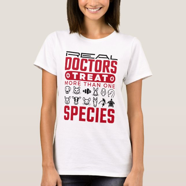 Camiseta Médicos Verdadeiros Tratam Mais Uma Espécie Veteri (Frente)
