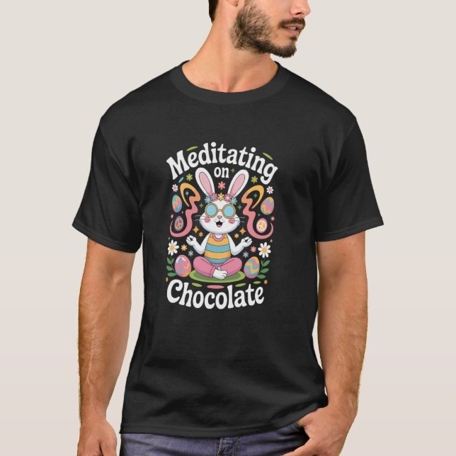 Camiseta Meditando no Chocolate Yoga Divertido Páscoa (Frente)