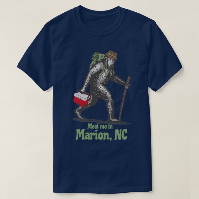 Camiseta Meet Me in Marion North Carolina NC Bigfoot Sasqua (Frente do Design)
