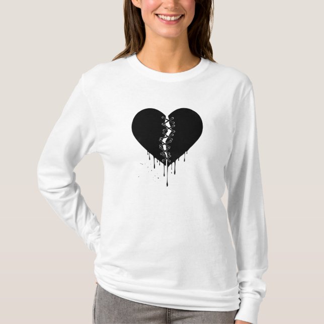 Camiseta Meia-Noite Remendada: Coração de Obsidiana Costura (Frente)
