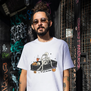 CAMISETA MEIO AUMENTO E ESQUELETO GRÁTICO EM UM COFÃO