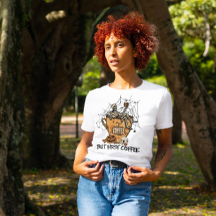 CAMISETA MEIO, MAS PRIMEIRO CAFÉ BEBENDO DE ESQUELETÃO