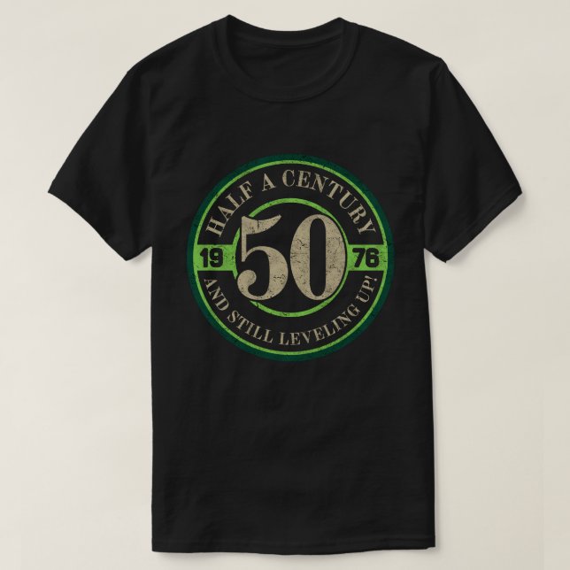 Camiseta Meio Século e Ainda Subindo de Nível Aniversário d (Frente do Design)
