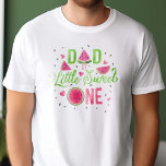 Camiseta Melancia rosa, primeiro aniversario feminino, Pai<br><div class="desc">Celebre a alegre ocasião do primeiro verão da sua menina com a camisa PixeliaDesigns "primeiro aniversario de Verão de Watermelon, Pai". Essa vibrante peça apresenta uma impressionante design de melão rosa-d'água, complementada pela caligrafia branca em um verde limão refrescante, capturando perfeitamente a essência do verão. Adaptada aos pais, a ousada...</div>