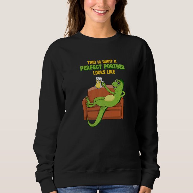 Camiseta Melhor Amiga Iguana Com Cerveja Em Sofa (Frente)