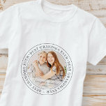 Camiseta Melhor Avó Alguma Vez Moderna Foto Clássica<br><div class="desc">Este design simples e clássico é composto por tipografia serif e adiciona uma foto personalizada. "Melhor Avó Nunca" circula a foto de sua avó,  avó,  avó,  vovó,  mee-maw,  lola etc</div>